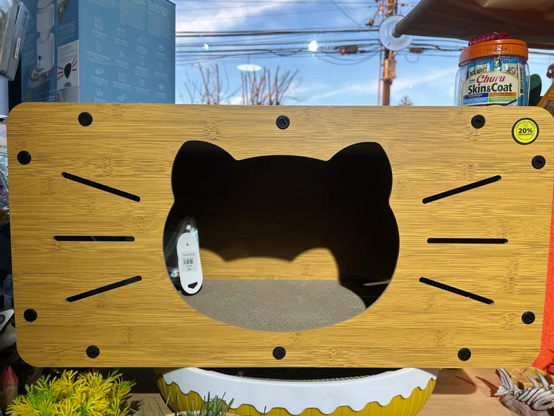 RASCADOR CON CARITA DE GATO